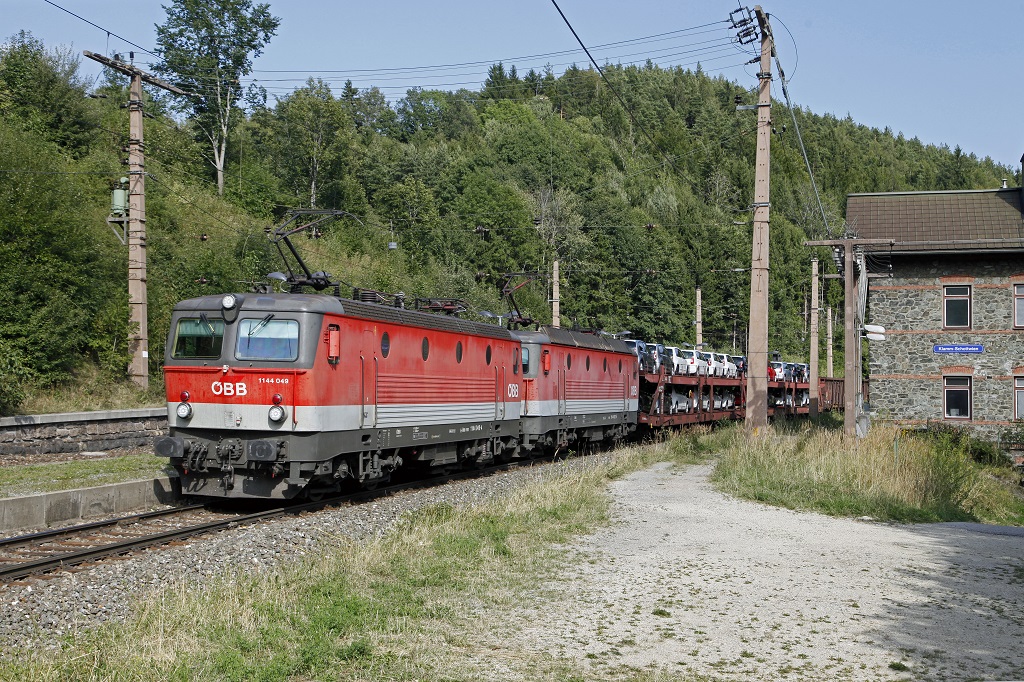 1144 049 + 1144.... durchfahren am 21.08.2013 mit einem Gterzug den Bahnhof Klamm-Schottwien.