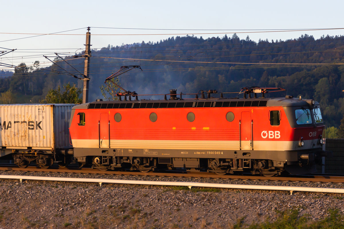 1144 049-4 zieht ihren Güterzug kurz hinter Wolfurt Güterbahnhof gen Dornbirn. 15.9.20