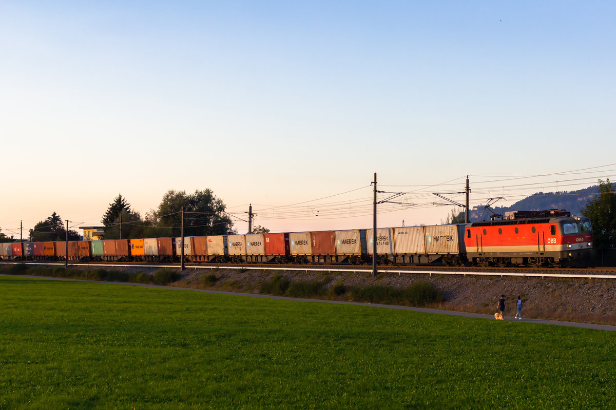 1144 049-4 zieht ihren Güterzug kurz hinter Wolfurt Güterbahnhof gen Dornbirn. 15.9.20