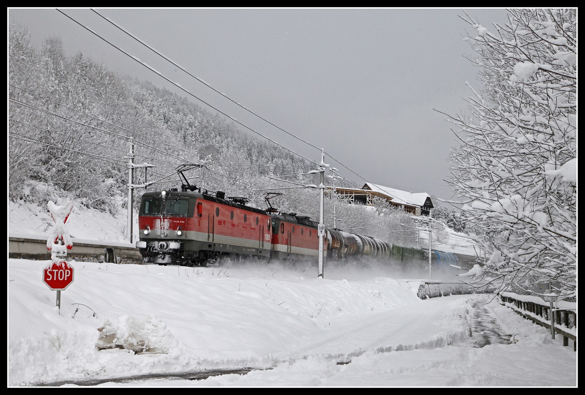 1144 052 + 1144... mit Güterzug bei Hönigsberg am 12.12.2018.