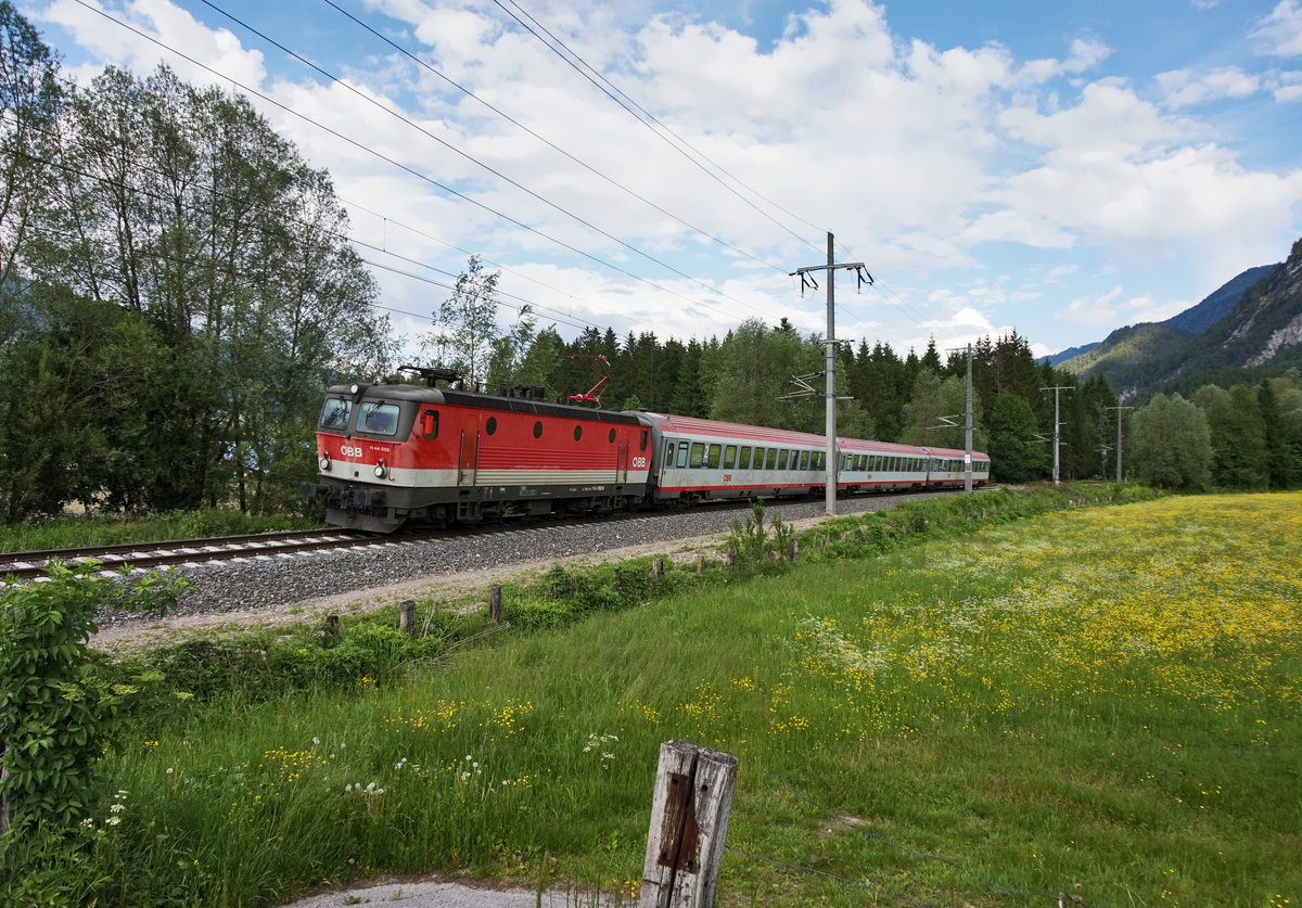 1144 052-8 mit D 735 (Villach Hbf - Lienz), am 25.5.2016 nahe des Bahnhofs Dellach im Drautal.