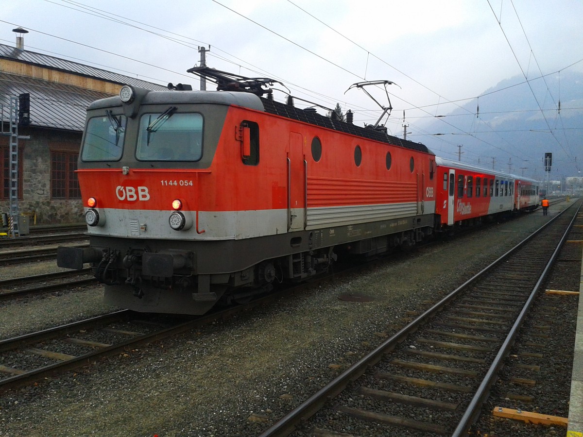 1144 054 am 16.3.2015 vor dem Bereitstellen des Zuges REX 4624 auf Gleis 3. Dies ist noch einer der wenigen ÖBB-Züge diese noch in Richtung Sillian fahren. Der neu eingeführte Stundentakt Lienz - Fortezza/Franzenfeste wird seit dem Fahrplanwechsel im Dezember 2014 ausschließlich mit ETR 170 der SAD durchgefürt.