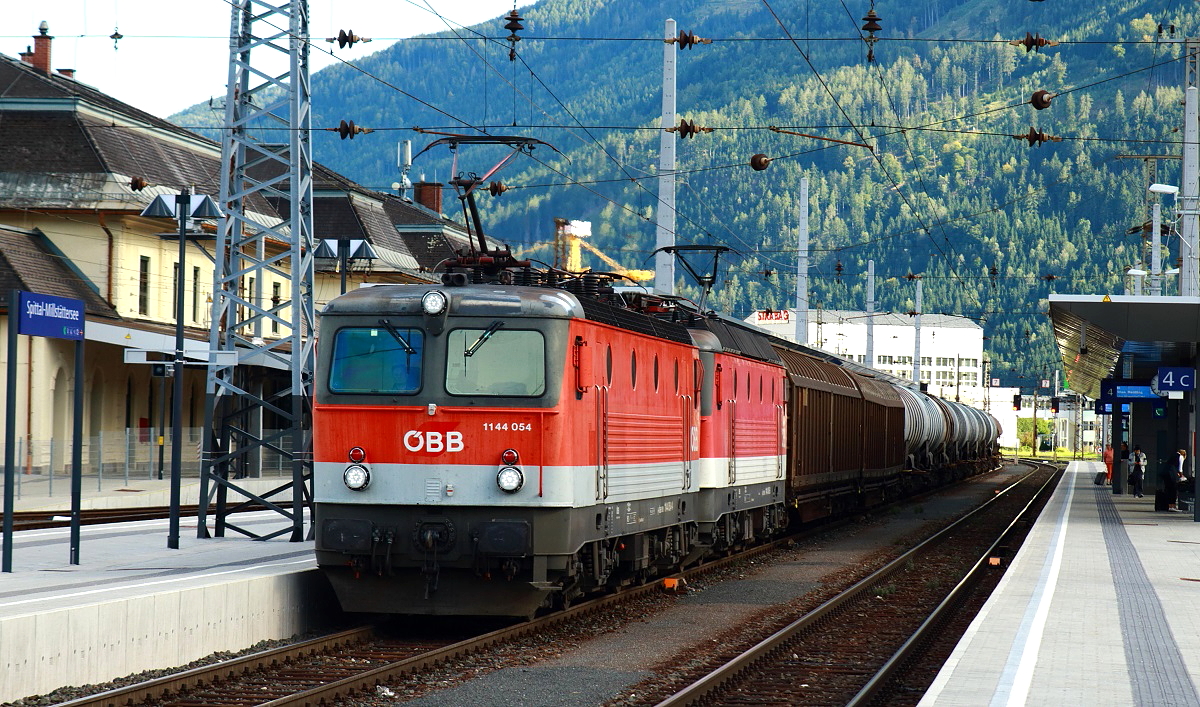 1144 054 und eine weitere 1144 durchfahren am 27.08.2014 mit einem Güterzug den Bahnhof Spittal-Millstättersee