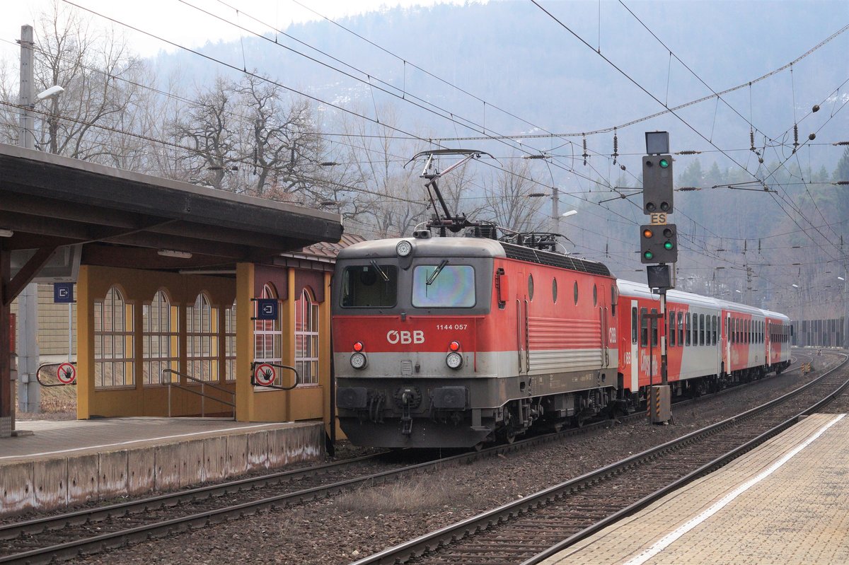 1144 057 schiebt einen Wendezug der S2 (Zug 4967) aus dem Bahnhof Villach-Warmbad in Richtung Süden; ihr Ziel ist Rosenbach.
04.03.2019