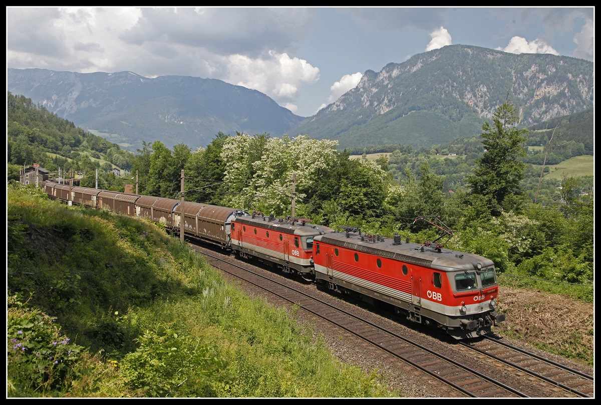 1144 058 + 1144 003 mit Güterzug bei Payerbacg am 5.06.2019.