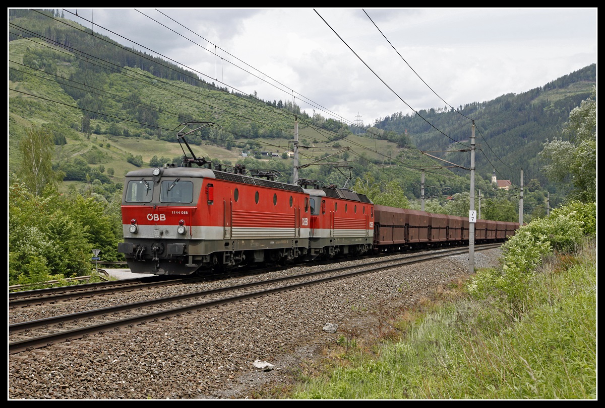 1144 058 + 1144 100 mit Güterzug bei Oberaich am 4.06.2020.
