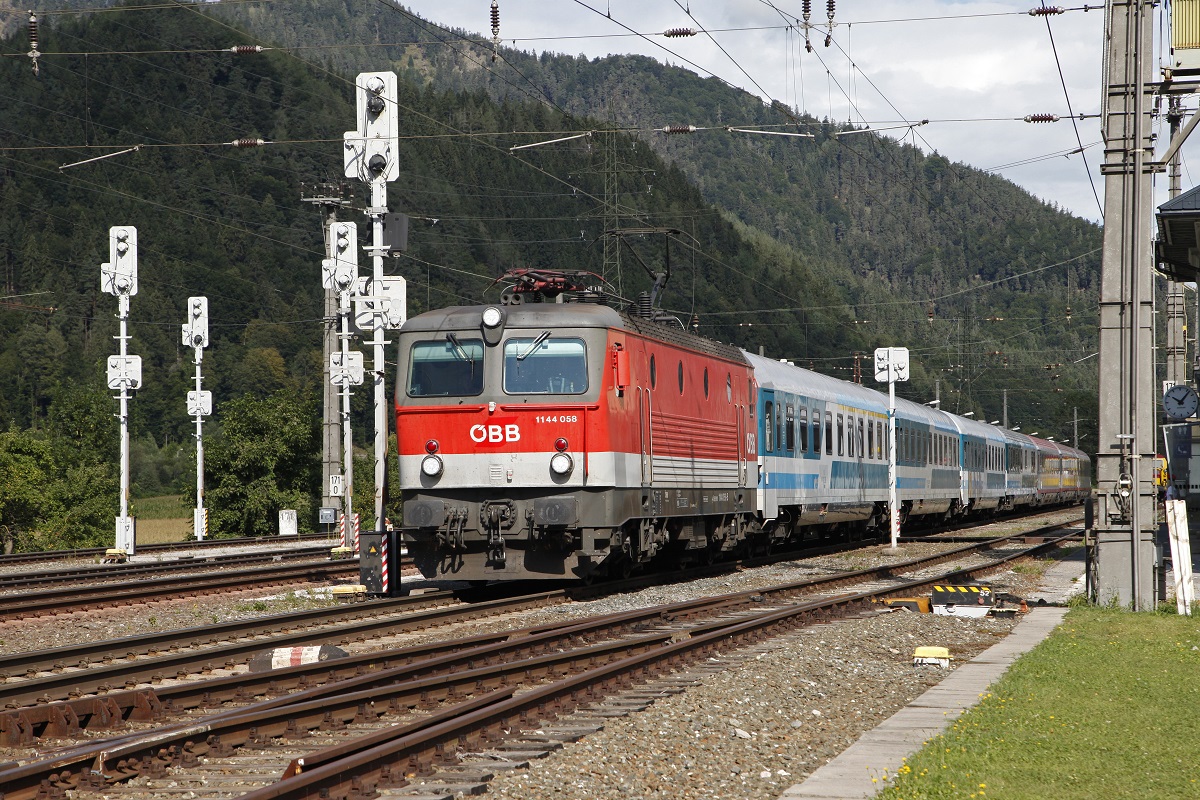 1144 058 mit EC151 in Mixnitz-Bärenschützklamm am 4.09.2015.