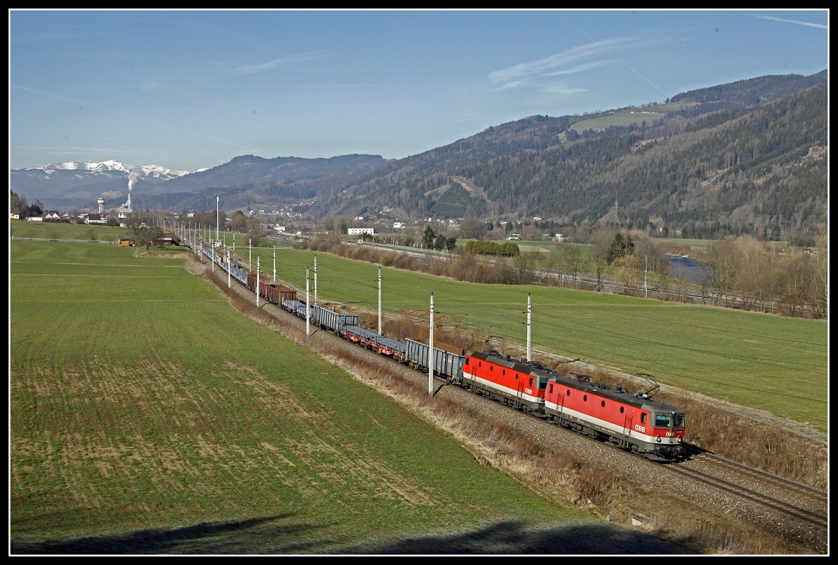 1144 059 + 1144 100 mit Güterzug bei Niklasdorf am 22.03.2019.