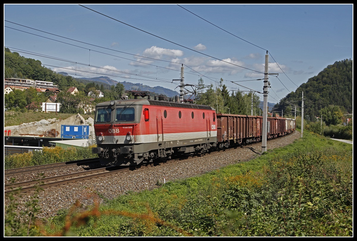 1144 059 mit Güterzug bei Kapfenberg am 20.09.2019.