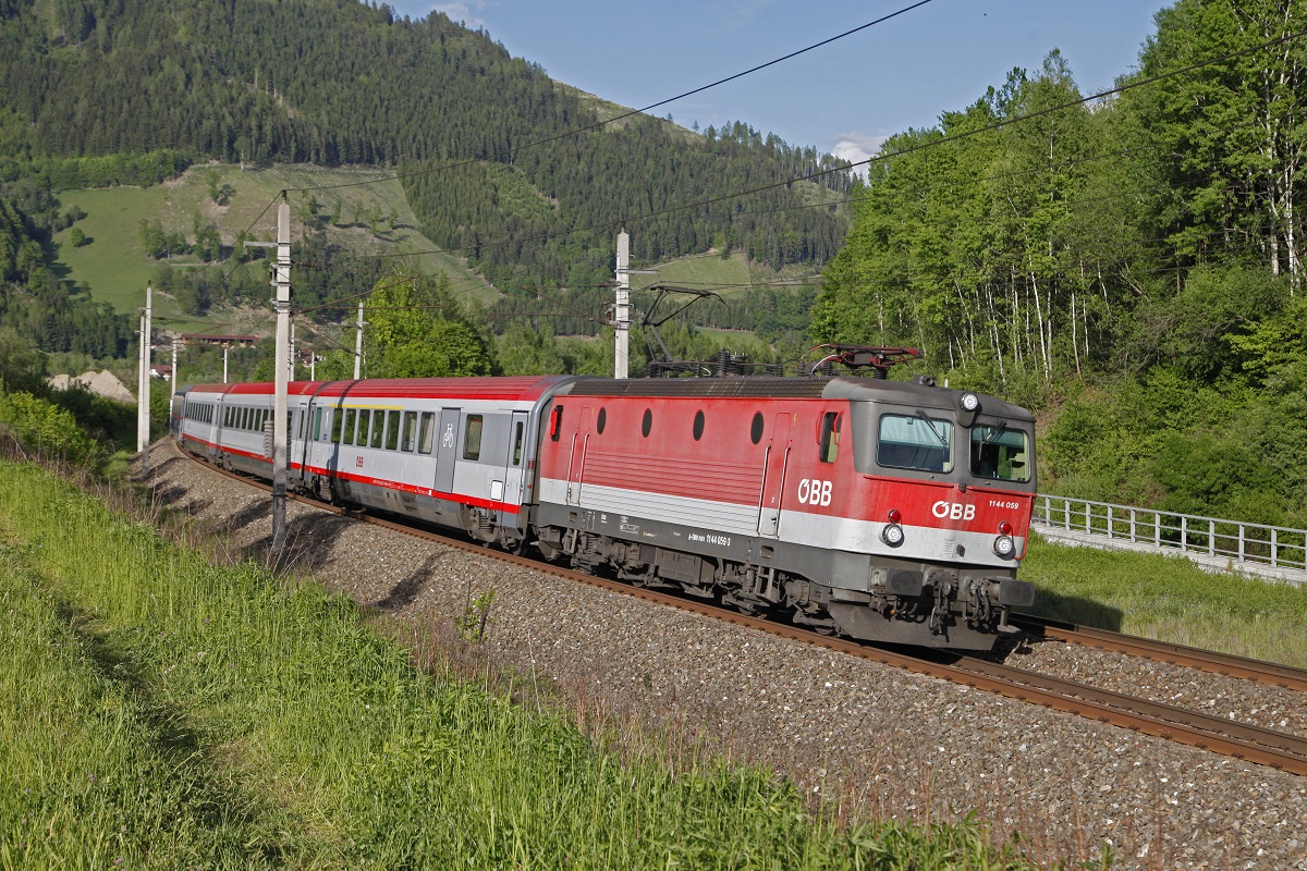1144 059 mit IC718 bei Oberaich am 16.05.2017.