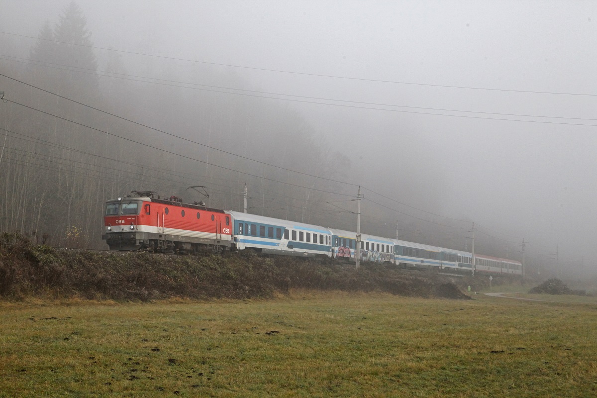 1144 060 zieht am 21.11.2016 EC151 im Novembernebel bei Hönigsberg durchs Mürztal.