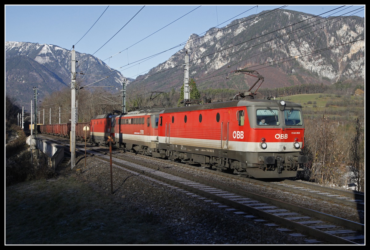 1144 063 + 1142 621 + 1144 092 mit Güterzug bei Payerbach.