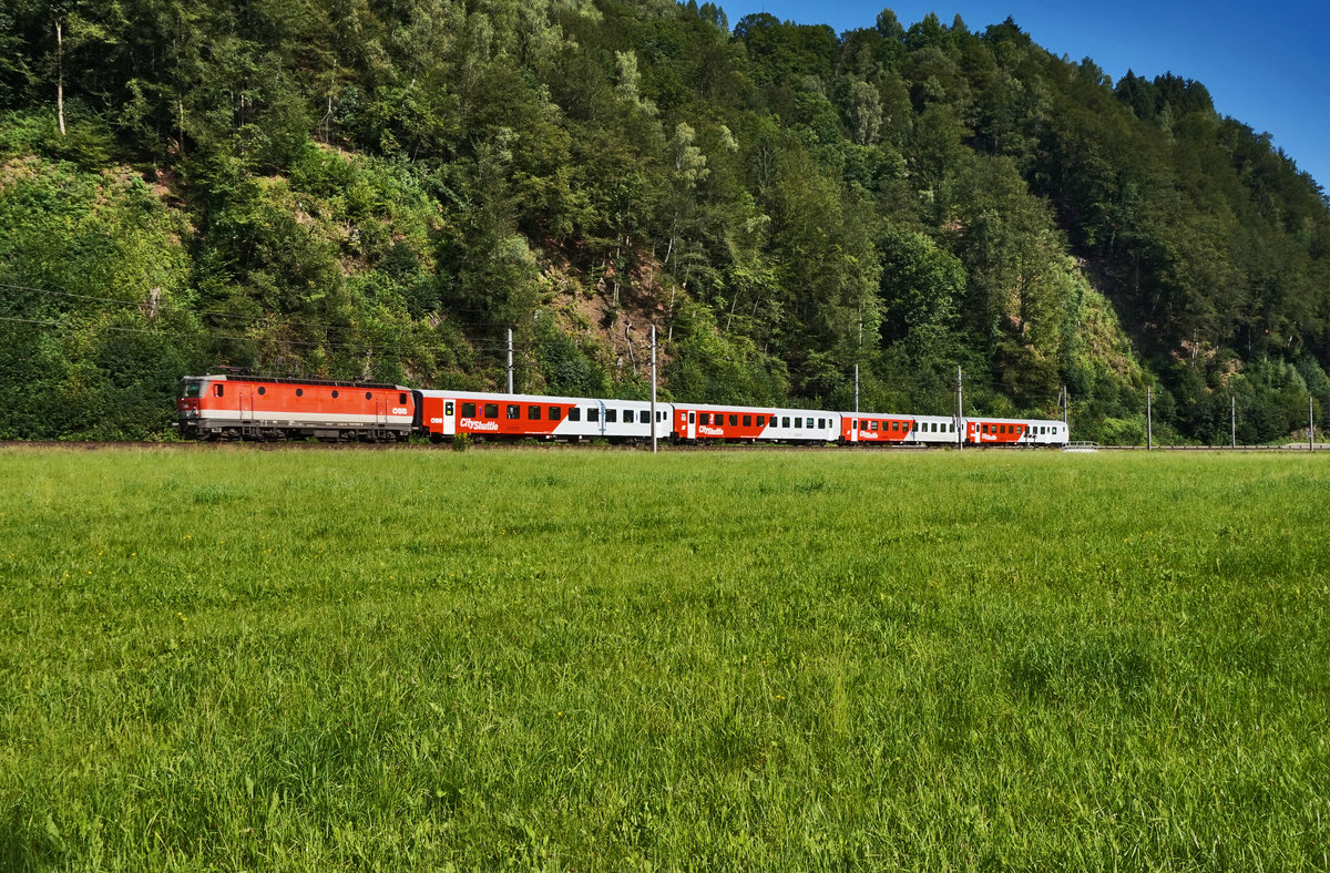 1144 063-5 fährt mit dem REX 1504 (Salzburg Hbf - Saalfelden - Wörgl Hbf), nahe Mitterberghütten vorüber.
Aufgenommen am 7.8.2016.