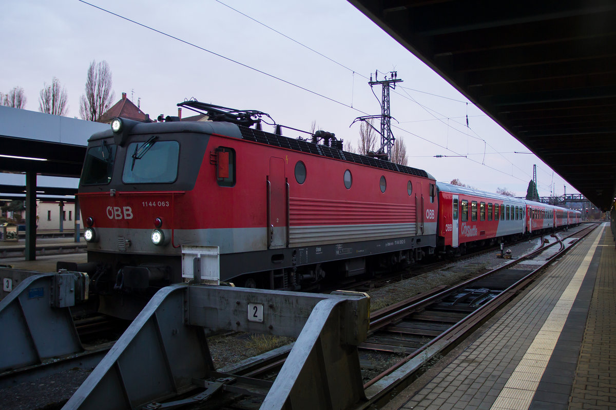 1144-063-5 kurz nach der Ankunft in Lindau Hbf. 20.11.2017