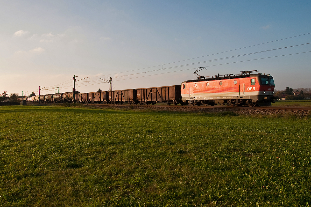 1144 063 befördert einen Güterzug in Richtung Wien. Die Aufnahme entstand bei Muckendorf-Wipfing, am 28.10.2014.