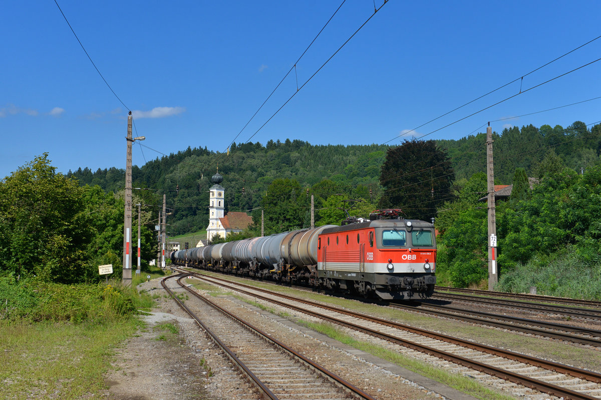 1144 063 mit einem Kesselzug am 07.08.2017 in Wernstein am Inn. 