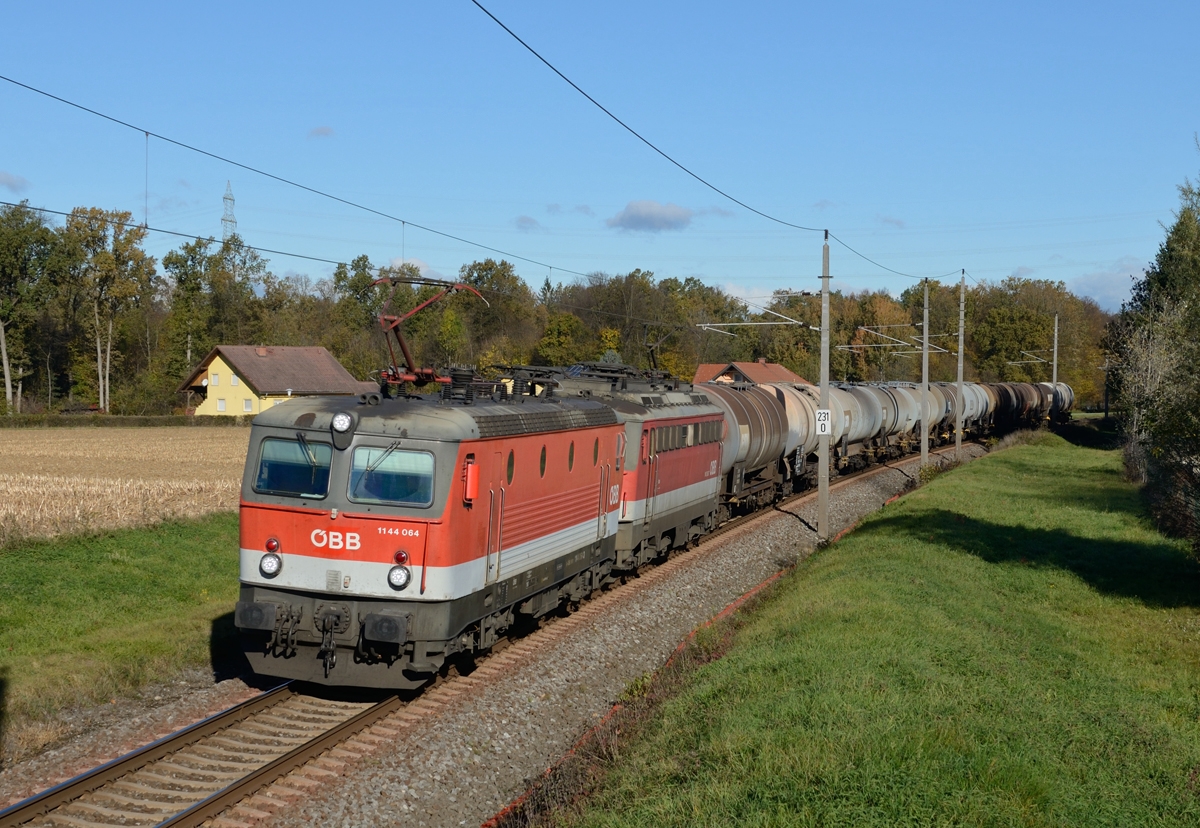 1144 064 und 1142 608 waren am Vormittag des 30. Oktober 2017 mit einem leeren Kesselzug von Graz Verschiebe nach Spielfeld-Straß unterwegs, und wurden von mir in Werndorf fotografiert.