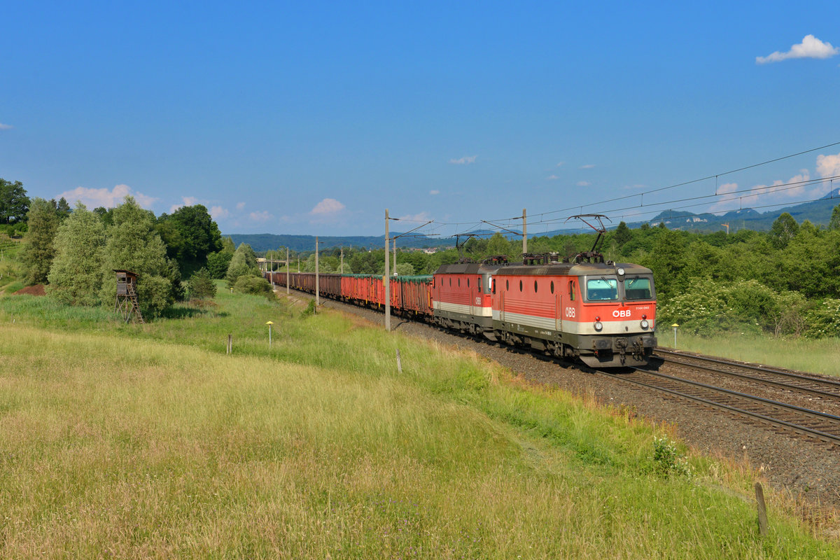 1144 065 + 1144 244 mit einem Güterzug am 1.06.2015 bei Neuhaus an der Gail.