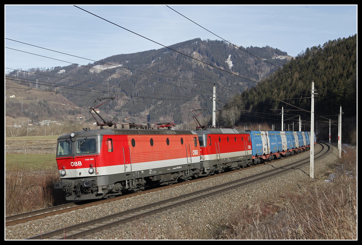 1144 066 + 1144 266 mit Güterzug bei Niklasdorf am 7.02.2019.