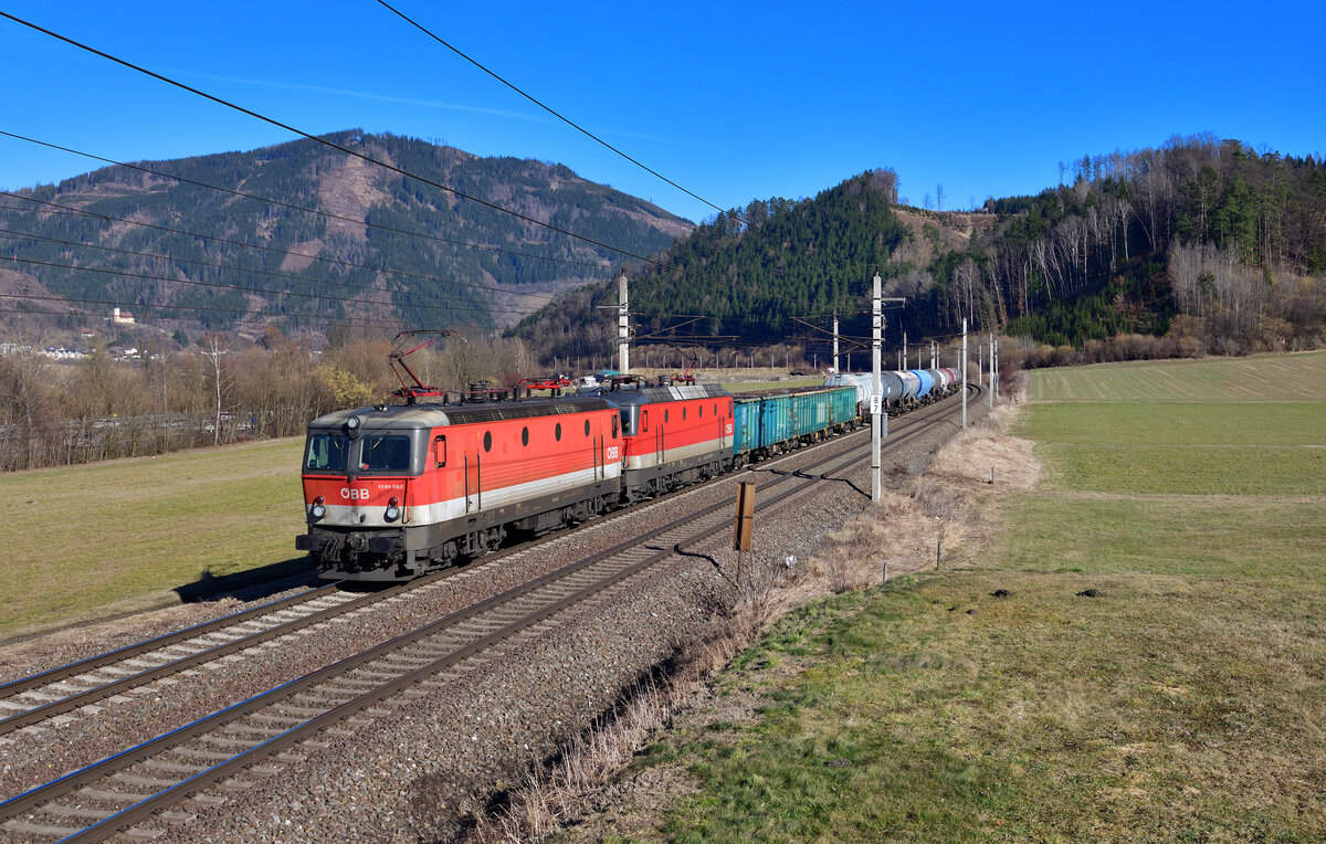1144 067 + 1144 260 mit einem Güterzug bei Niklasdorf.