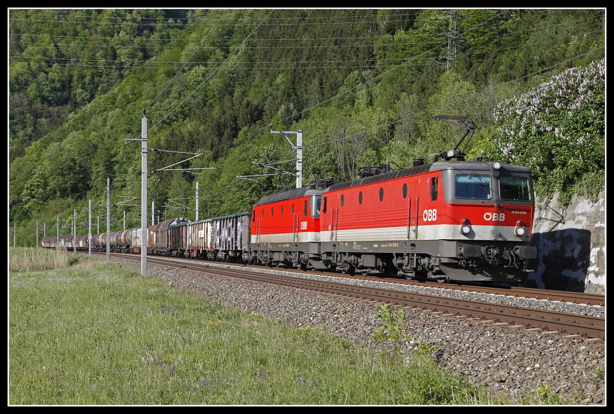 1144 068 + 1144 281 mit Güterzug zwischen Bruck/Mur und Pernegg am 12.05.2020.