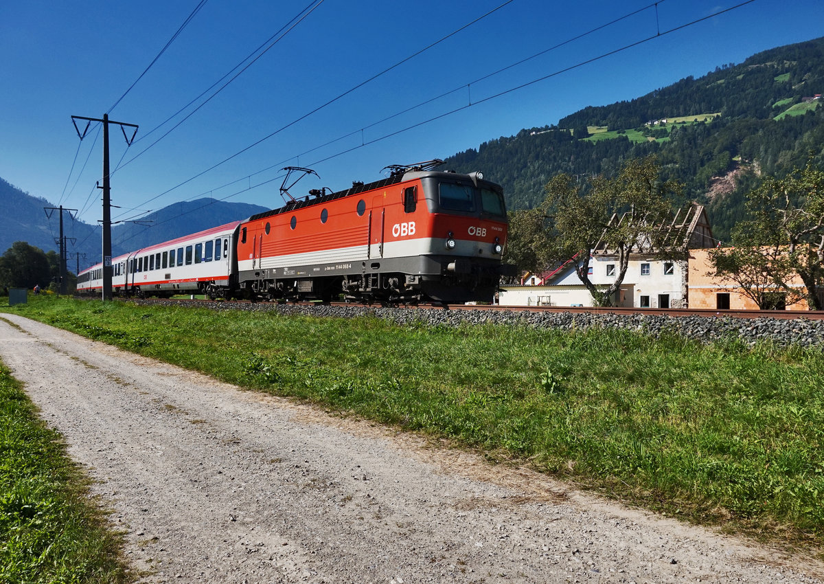 1144 068-4 fährt mit dem D 736 (Lienz - Villach Hbf), bei Leßnig, nahe Kleblach-Lind, vorüber.
Aufgenommen am 27.8.2016.
