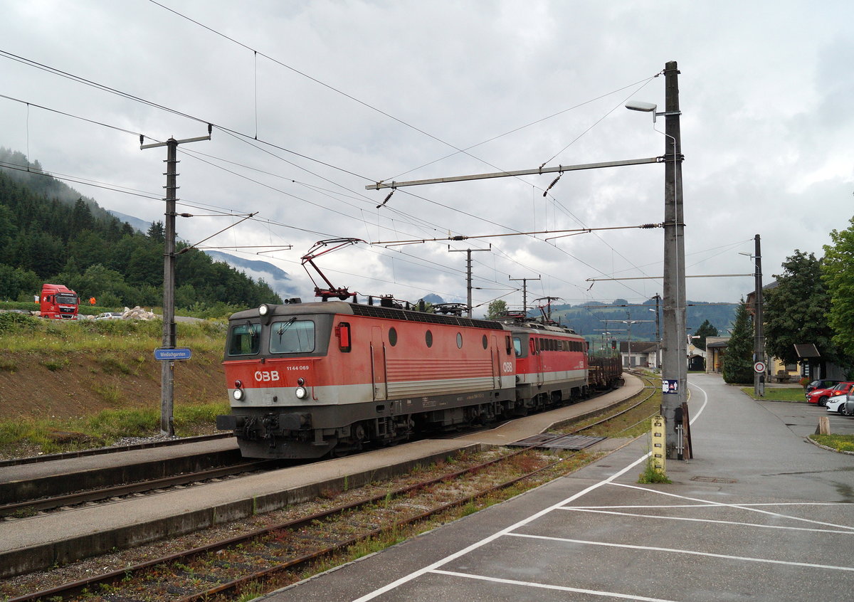 1144 069 und 1142 631 durchfahren am 08. Juli 2019 mit einem Güterzug in Richtung Selzthal den Bahnhof Windischgarsten an der Pyhrnbahn.