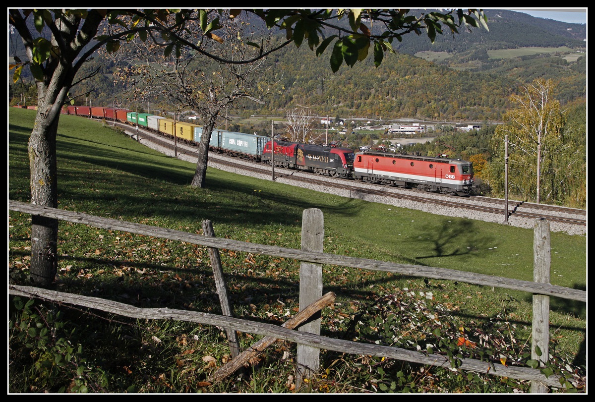 1144 070 + 470 503 mit Güterzug bei Eichberg am 24.10.2019.