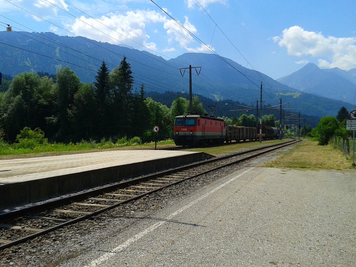1144 070 mit einem Güterzug in Richtung Villach am 2.7.2015 bei der Durchfahrt in Greifenburg-Weißensee.