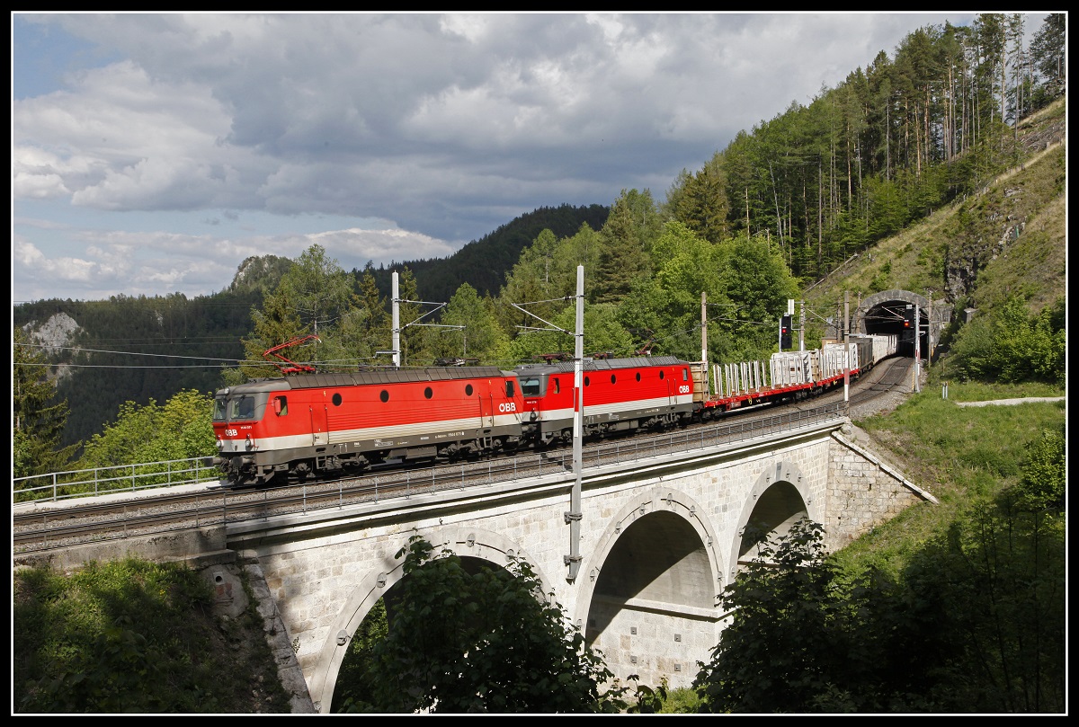1144 071 + 1144 279 mit Güterzug auf dem Kartnerviadukt am 27.05.2020.