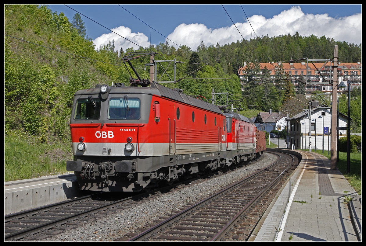 1144 071 +.264 mit Güterzug in der Haltestelle Wolfsbergkogel am 18.05.2020.