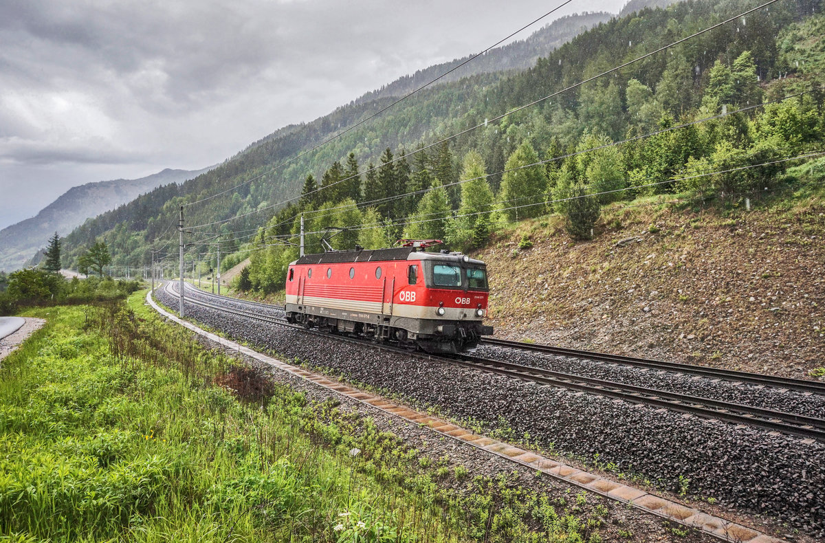 1144 071-8 fährt bei Kolbnitz solo die Tauernbahn-Südrampe hinunter.
Aufgenommen am 14.5.2017.