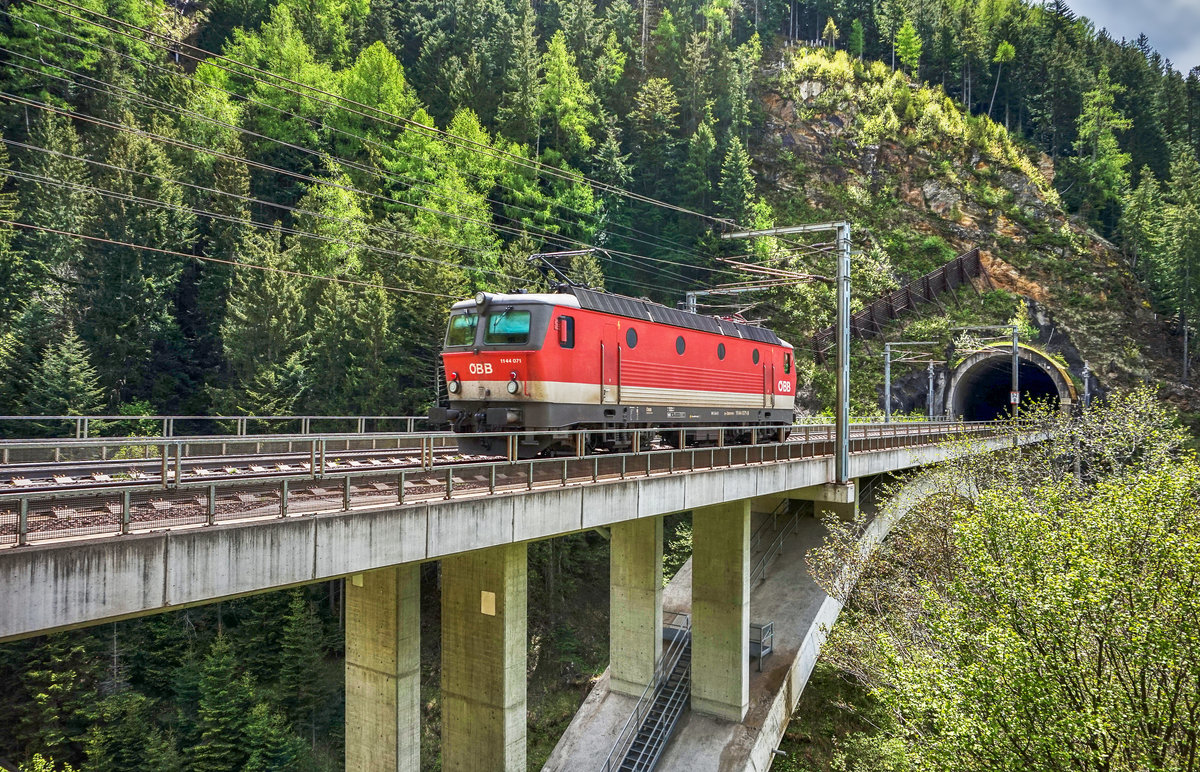 1144 071-8 überquert die Kaponiggraben-Brücke bei Obervellach, in Richtung Spittal. Schublok war 1144 071-8.
Aufgenommen am 14.5.2017.