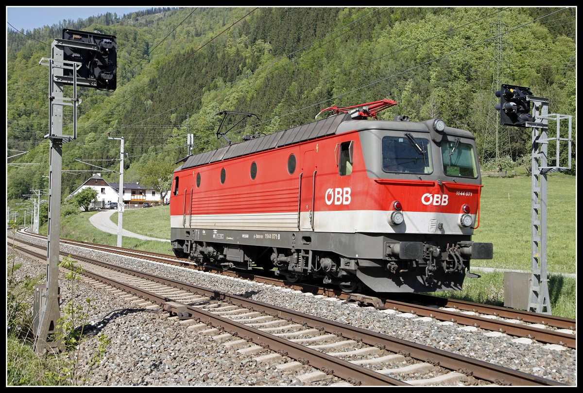 1144 071 als Lokzug zwischen Bruck/Mur und Pernegg am 8.05.2020.