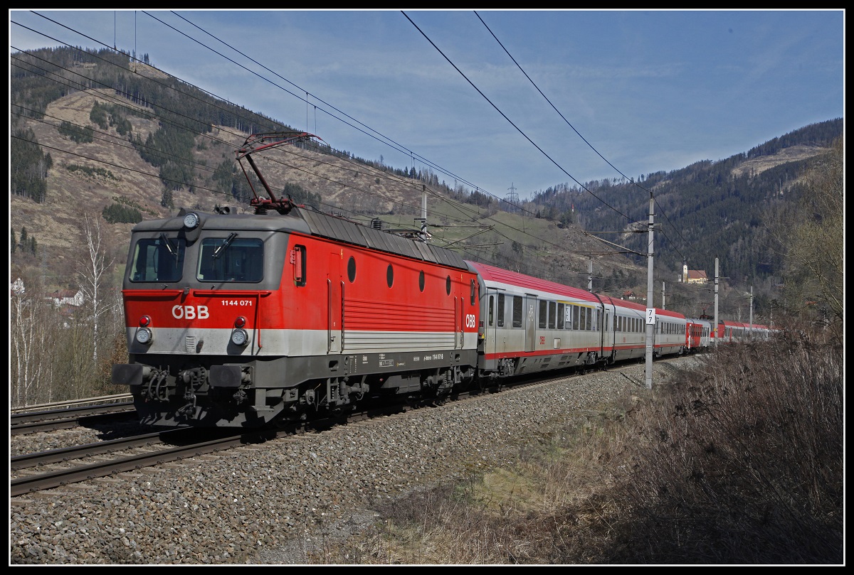 1144 071 mit IC513 zwischen Niklasdorf und Bruck a der Mur am 22.03.2019.