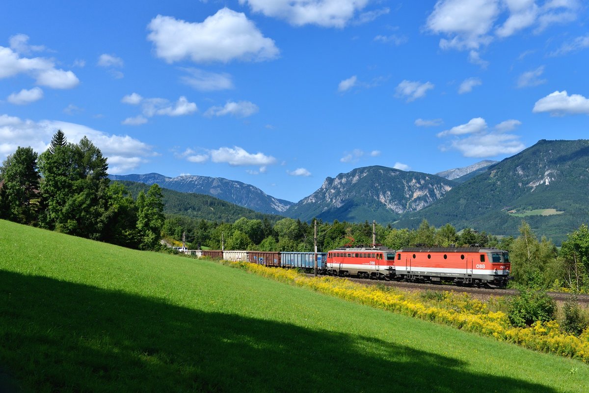 1144 073 + 1142 632 mit einem Güterzug am 08.09.2017 bei Eichberg.