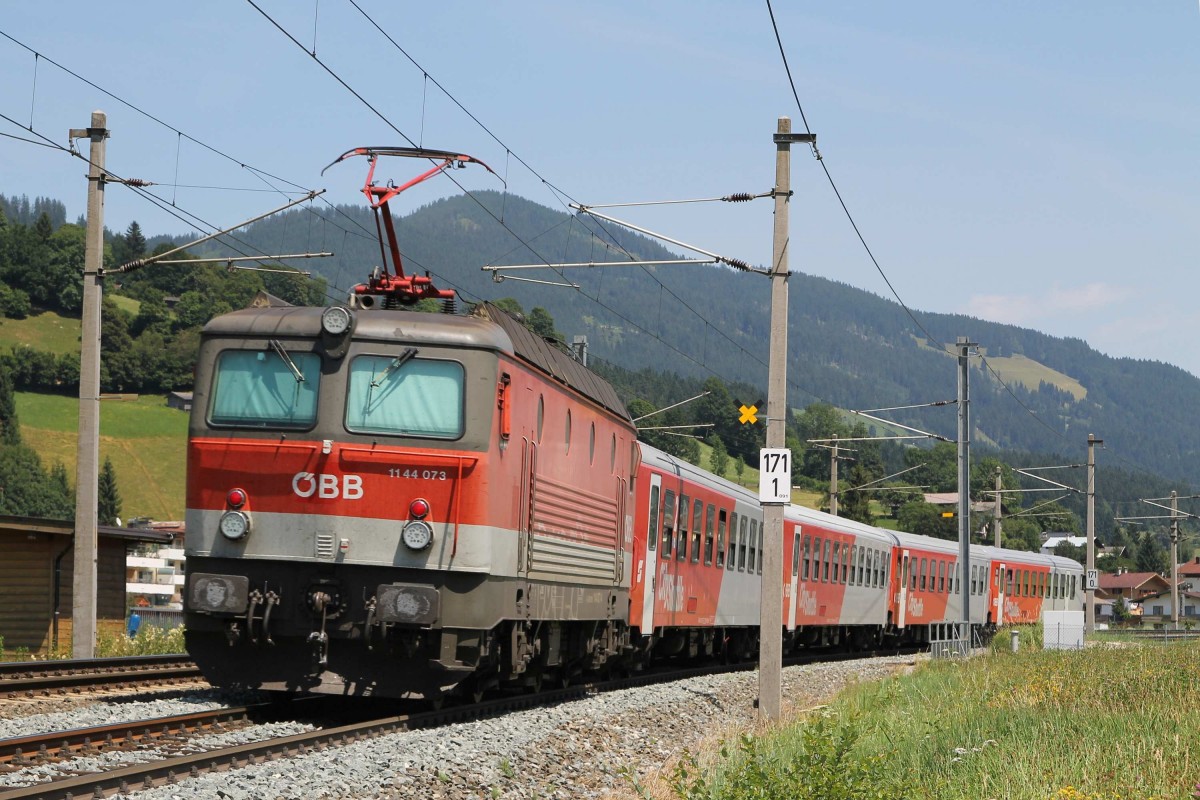 1144 073 mit S 1511 Wrgl Hauptbahnhof-Salzburg Hauptbahnhof bei Brixen im Thale am 24-7-2013.