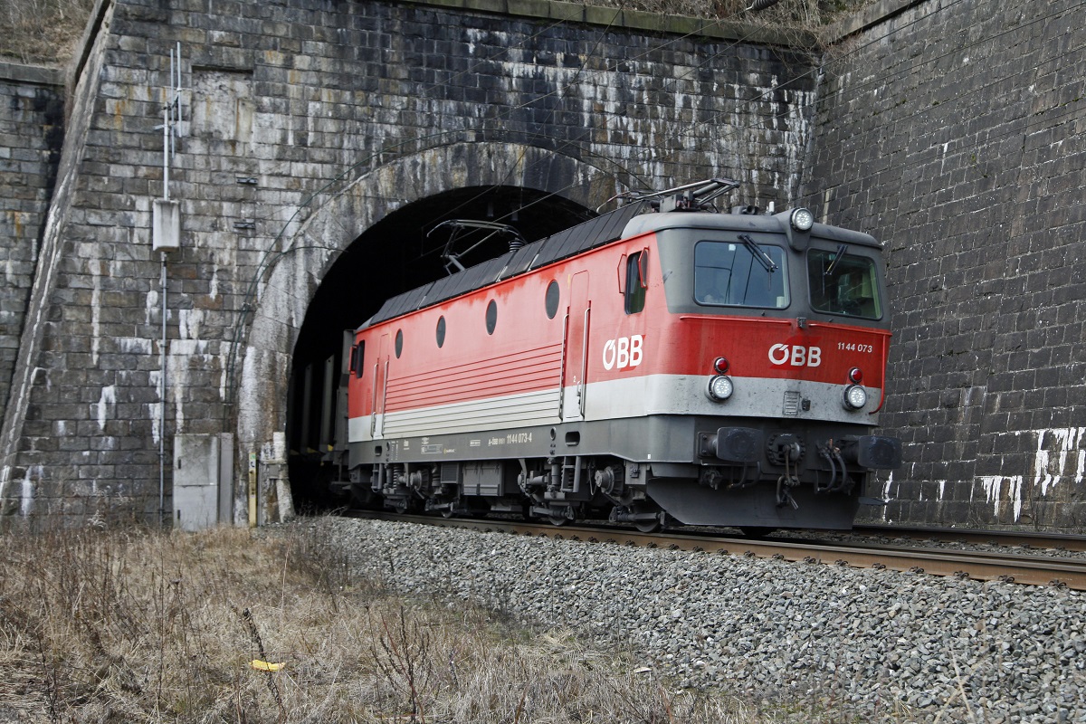 1144 073 verläßt am 24.02.2016 mit einem Güterzug den Annabergtunnel bei St.Michael.