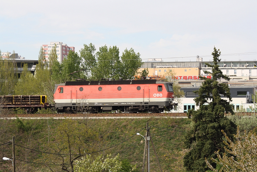 1144 074-2 am 22.April 2015 auf der Rampe zur  Italienerschleife  bei Jedlersdorf.