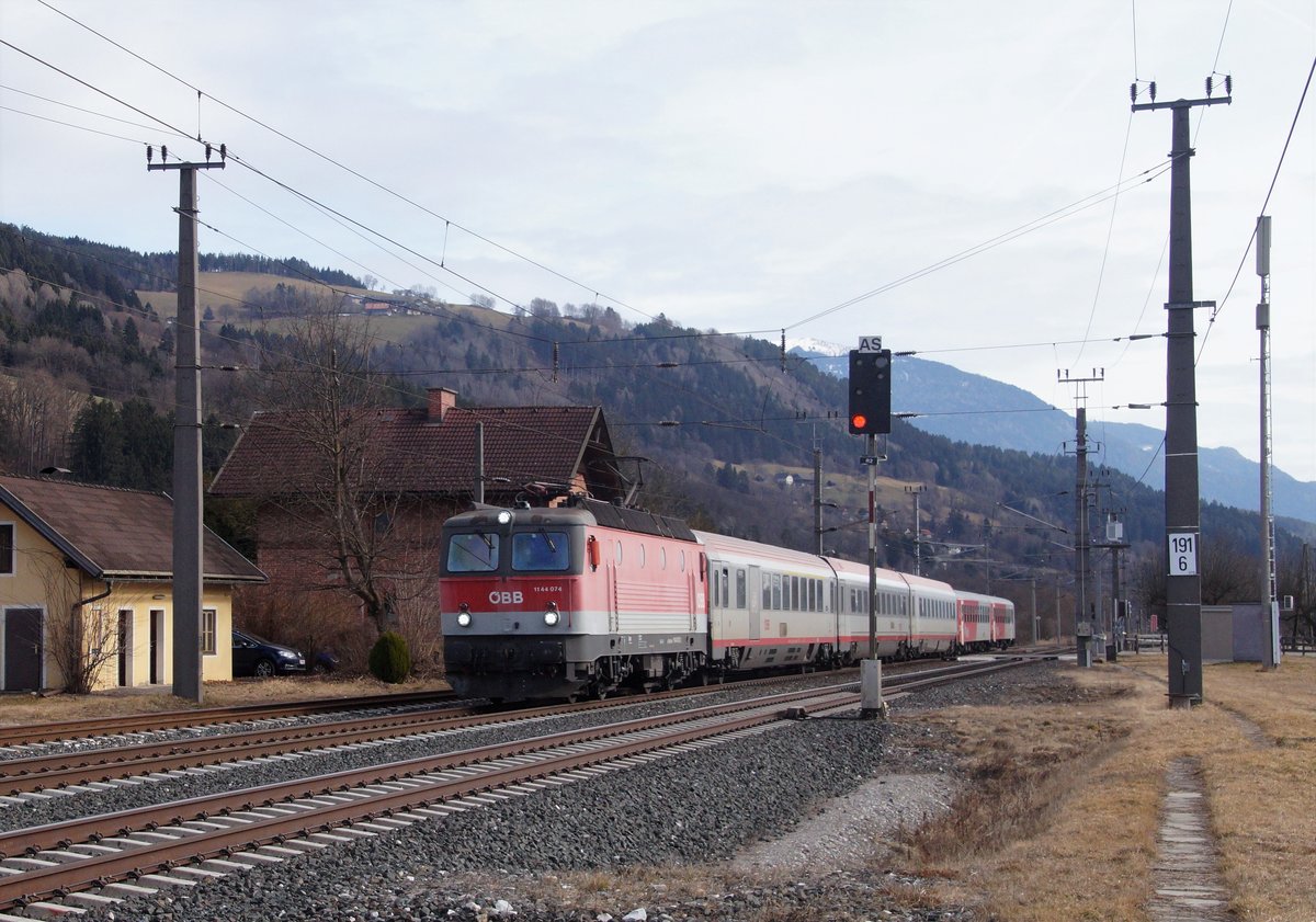 1144 074 kehrt mit dem IC 793 'Millstätter See' (Klagenfurt-Salzburg) nach Salzburg zurück. Dieselbe Garnitur hatte sie am Vormittag als IC 898 'Hochkönig' aus Salzburg nach Klagenfurt gebracht.