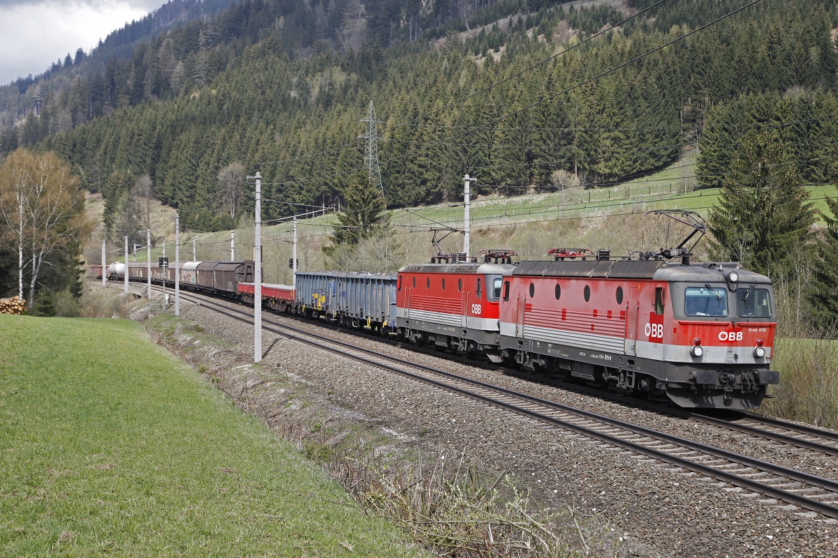 1144 075 + 1144 033 mit Güterzug bei Wald am Schoberpaß am 12.04.2016.