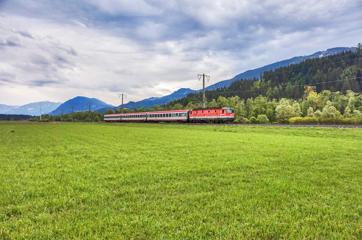 1144 075-9 fährt mit dem D 735, auf der Fahrt von Villach Hbf nach Lienz, bei Berg im Drautal vorüber.
Aufgenommen am 1.5.2017.