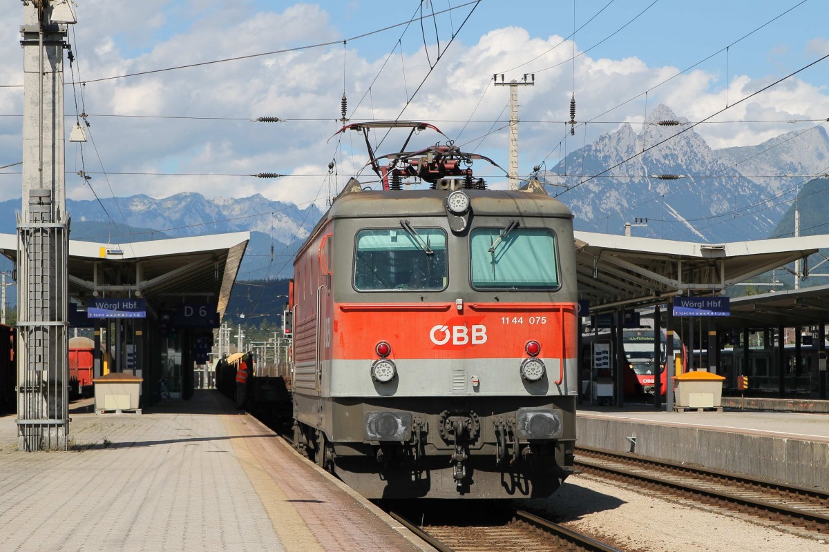 1144 075 auf Wrgl Hauptbahnhof am 31-7-2013.