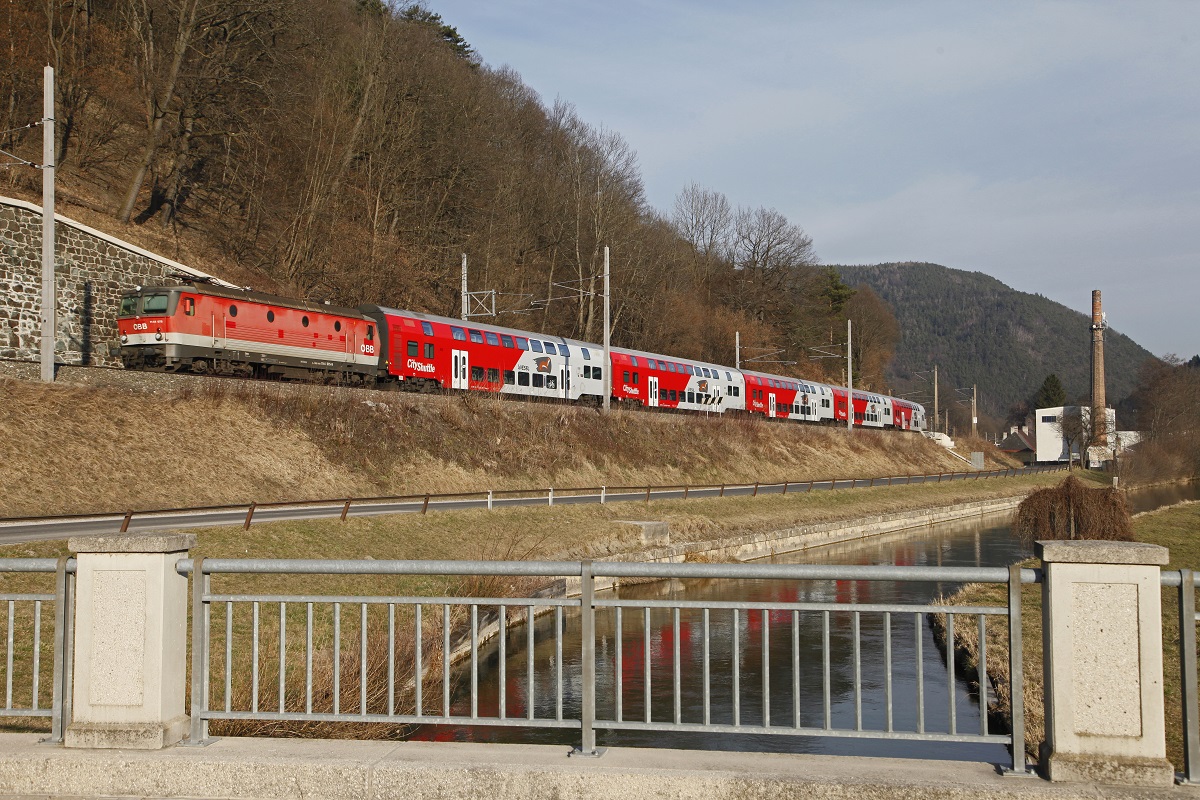 1144 075 mit Doppelstockwendezug bei Schlöglmühl am 10.03.2015.