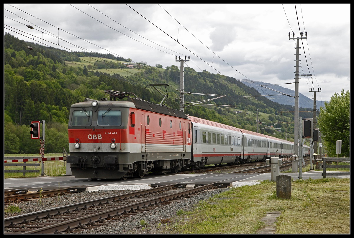 1144 075 mit IC533 in Rothenthurn am 22.05.2019.