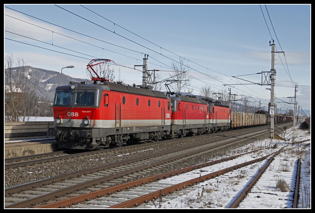 1144 077 + 1144... mit Güterzug in Kapfenberg Fachhochschule am 6.02.2020.
