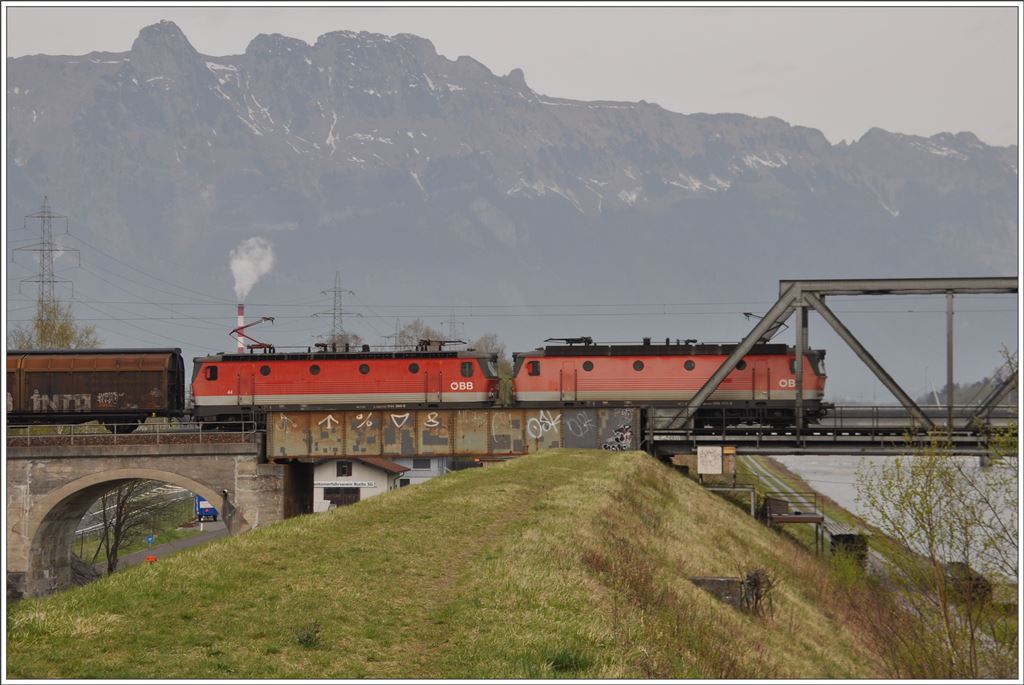 1144 078 und 1144 044 ziehen den mittäglichen Güterzug von Buchs SG auf die Rheinbrücke und weiter Richtung Arlberg. (05.04.2016)