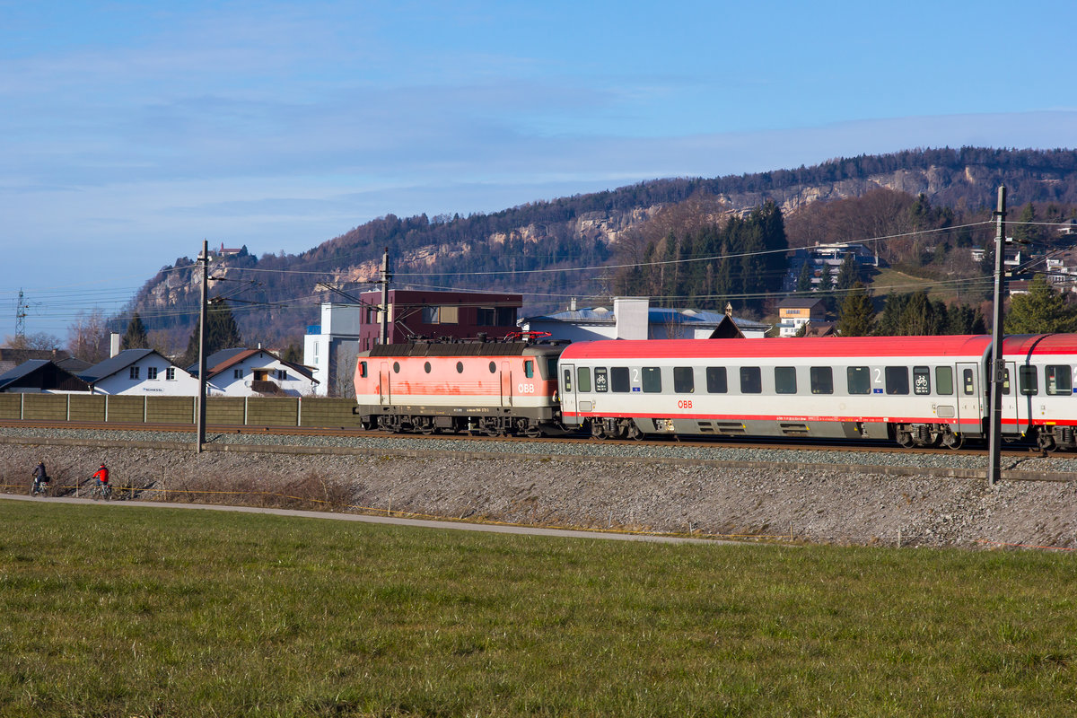 1144 078-3 am hinteren Ende von IC 119 auf der Rckfahrt nach Innsbruck. Aufgenommen bei Schwarzach(Vlb) 18.2.18.