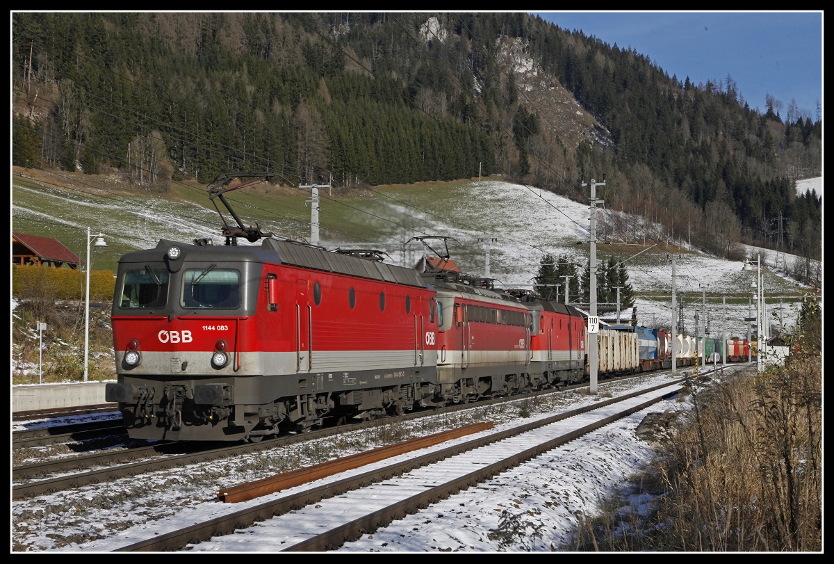 1144 083 + 1142 587 + 1144 112 mit Güterzug in Spital am Semmering am 4.12.2019.