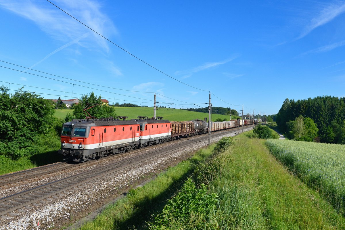 1144 084 + 1144 xxx mit einem Güterzug am 08.06.2017 bei Pöndorf. 